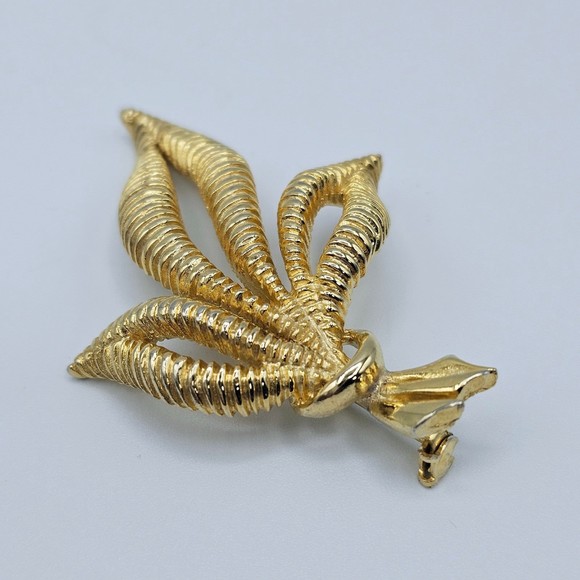 Vintage Brooch Gold Tone Ribbed Leaf Statement Estate Jewelry Pin - Picture 3 of 10